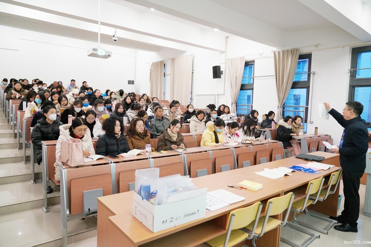 会议室里的人们&#xA;&#xA;描述已自动生成
