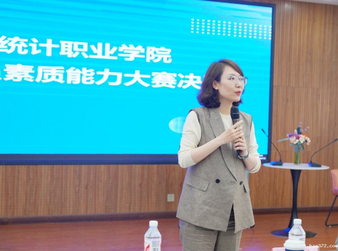 女人拿着手机中度可信度描述已自动生成