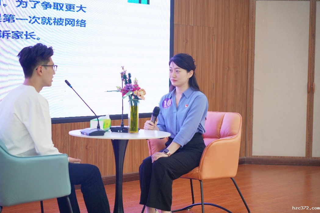 男人和女人在桌子边低可信度描述已自动生成
