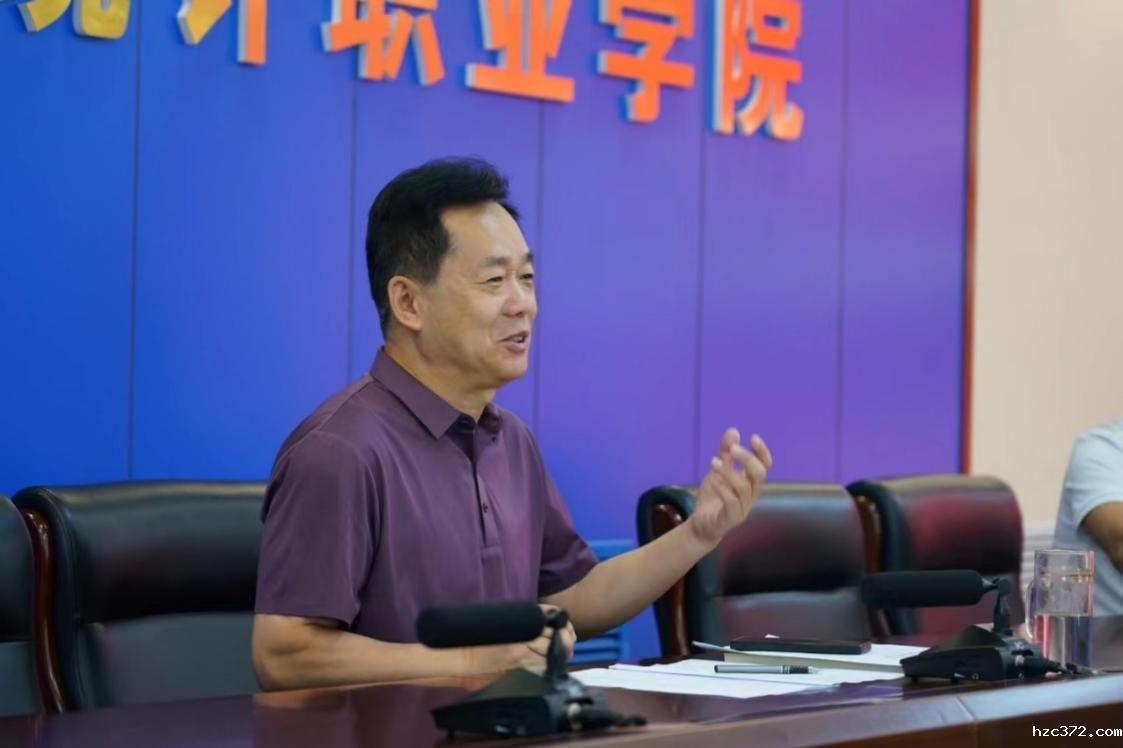 人坐在桌子前

低可信度描述已自动生成